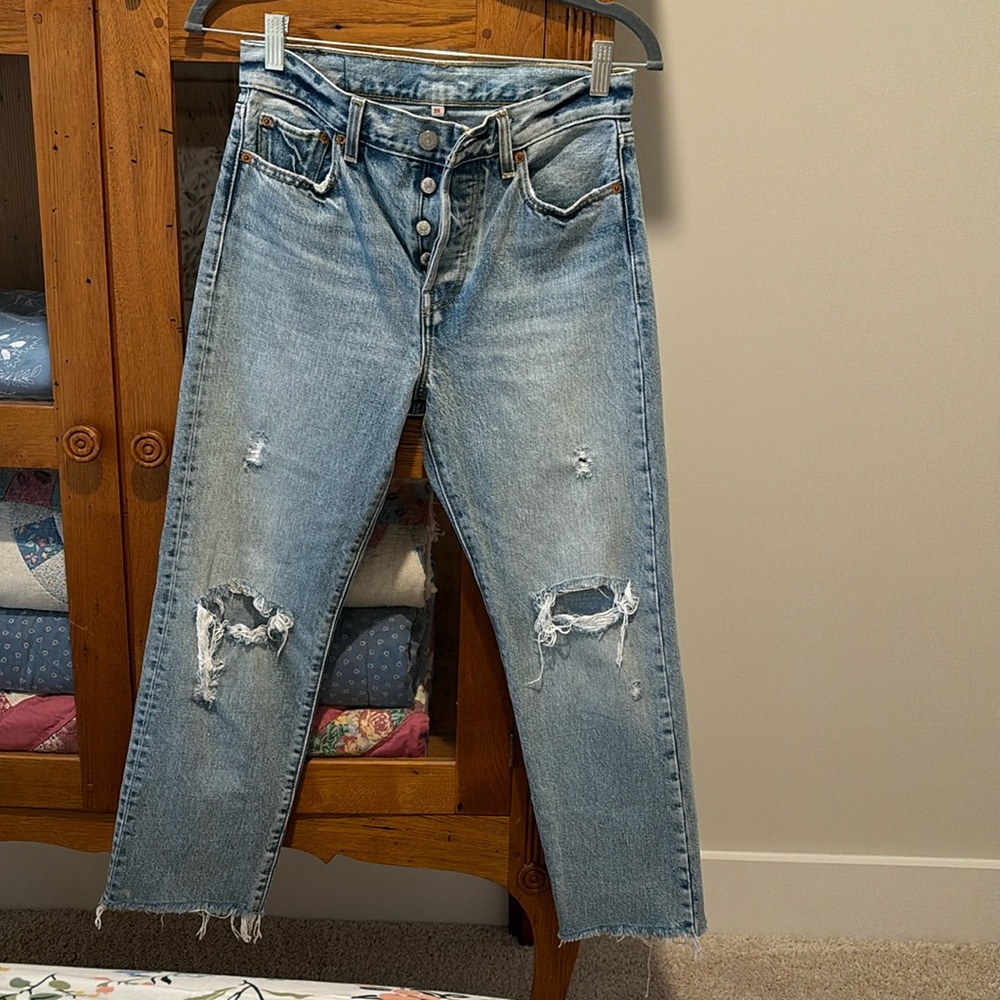 Levi’s cropped ripped jeans size 26. Great condition